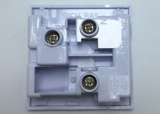 El BSI aprobó los enchufes y los zócalos eléctricos BS 1363 del zócalo RB-02 del mercado 3 de poste 13A 250V de pared del poder BRITÁNICO femenino británico del panel