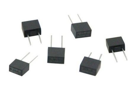 Encajonados plomados radiales del PWB del CCC CQC PSE reducen el fusible miniatura MST 002 2A 250VAC 300V 400V 8.35x7.7m m del soplo