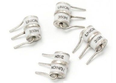 GDT de cerámica bajo 75-600V el 20% 10KA del tubo de descarga de gas del electrodo 8x10m m de la serie 3 de la capacitancia SE8 para las fuentes de alimentación